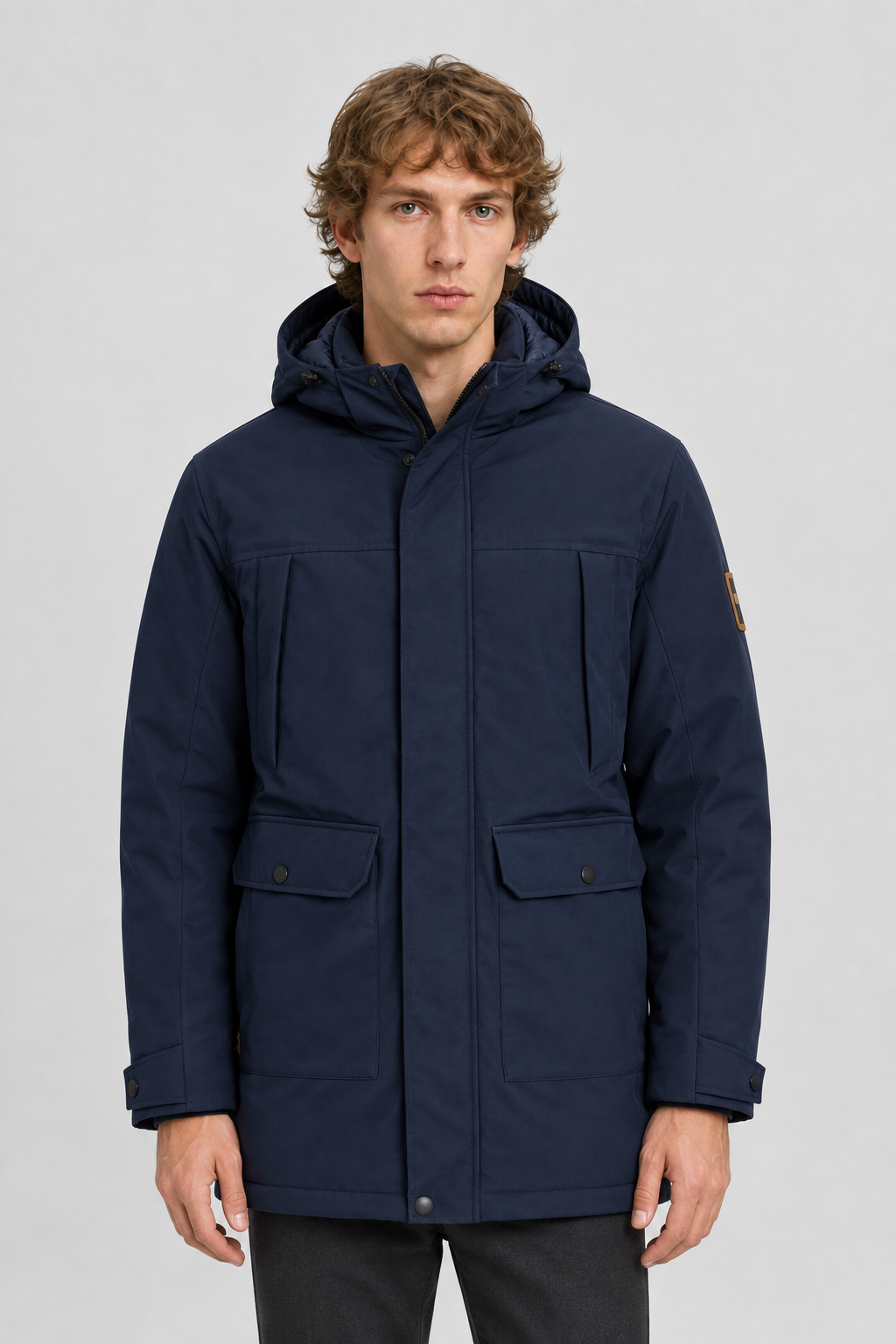 Vooraanzicht van een mannelijk model met de donkerblauwe Jack & Jones Softshell Parka Finn met borstzakken en klepzakken
