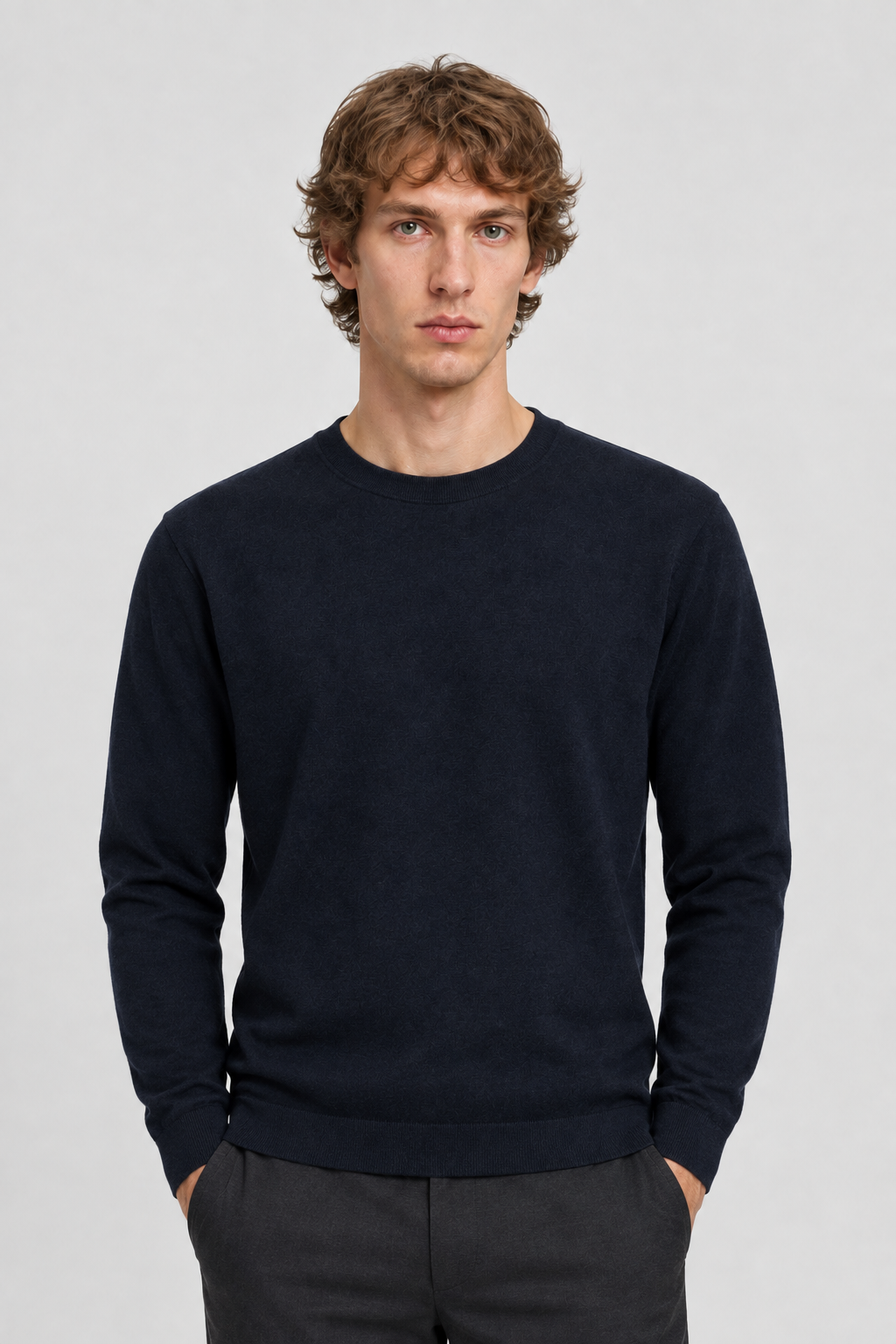 Vooraanzicht van een mannelijk model met de donkerblauwe Jack & Jones Trui Perfect met ronde hals