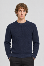 Vooraanzicht van een mannelijk model met de donkerblauwe Jack & Jones Trui Tanaka met ribstructuur en ronde hals
