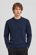 Vooraanzicht van een mannelijk model met de donkerblauwe Jack & Jones Trui York met ronde hals en geribde boorden