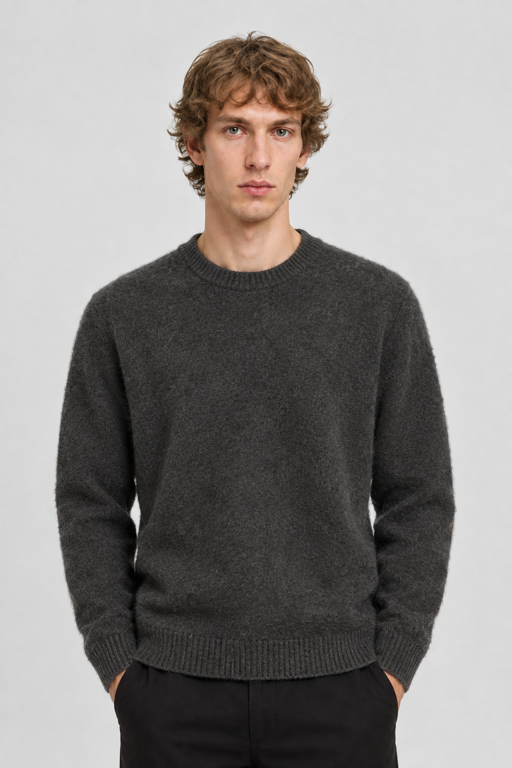 Vooraanzicht van een mannelijk model met de donkergrijze Jack & Jones Trui Cover met zachte geborstelde structuur en ronde hals