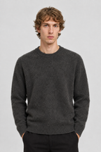 Vooraanzicht van een mannelijk model met de donkergrijze Jack & Jones Trui Cover met zachte geborstelde structuur en ronde hals