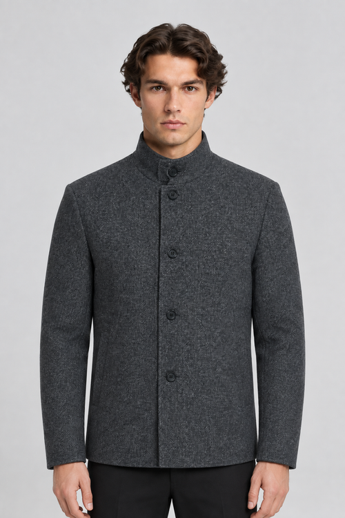 Vooraanzicht van een mannelijk model met de donkergrijze Selected Homme Jas Rainar Wolmix met opstaande kraag en knoopsluiting