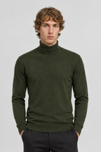 Vooraanzicht van een mannelijk model met de donkerolijfgroene Jack & Jones Coltrui Emil met hoge omgeslagen kraag