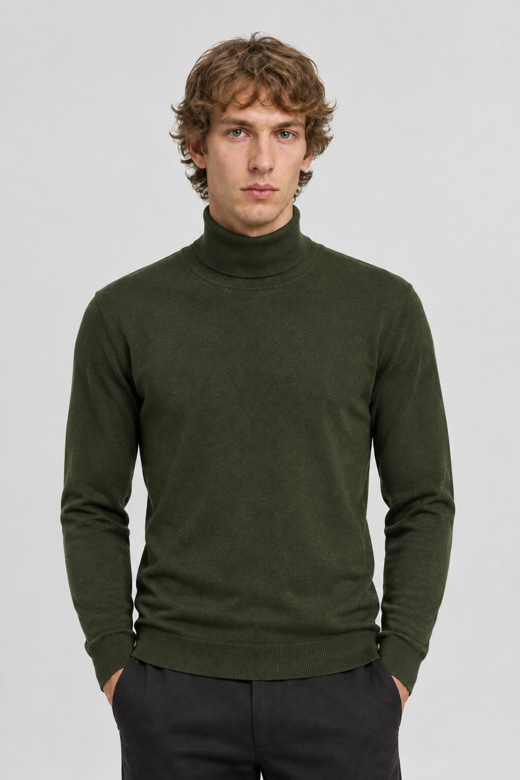 Vooraanzicht van een mannelijk model met de donkerolijfgroene Jack & Jones Coltrui Emil met hoge omgeslagen kraag