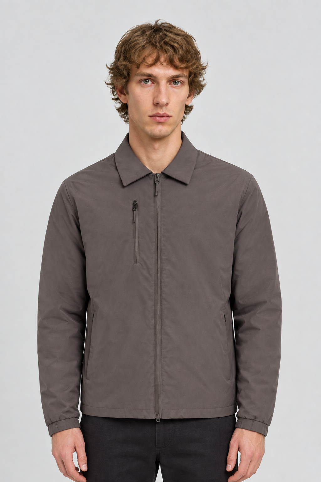 Vooraanzicht van een mannelijk model met de grijsbruine Jack & Jones Jas Charlie met ritssluiting en verticale borstzak
