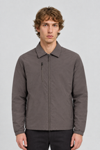 Vooraanzicht van een mannelijk model met de grijsbruine Jack & Jones Jas Charlie met ritssluiting en verticale borstzak