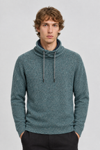 Vooraanzicht van een mannelijk model met de groenblauwe Tom Tailor gebreide trui met snood-kraag en trekkoorden