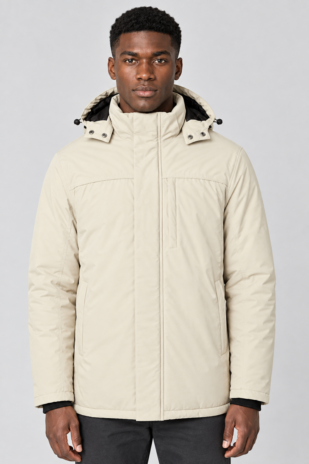 Vooraanzicht van een mannelijk model met de lichtbeige Indicode Jas Viks met hoge kraag en capuchon