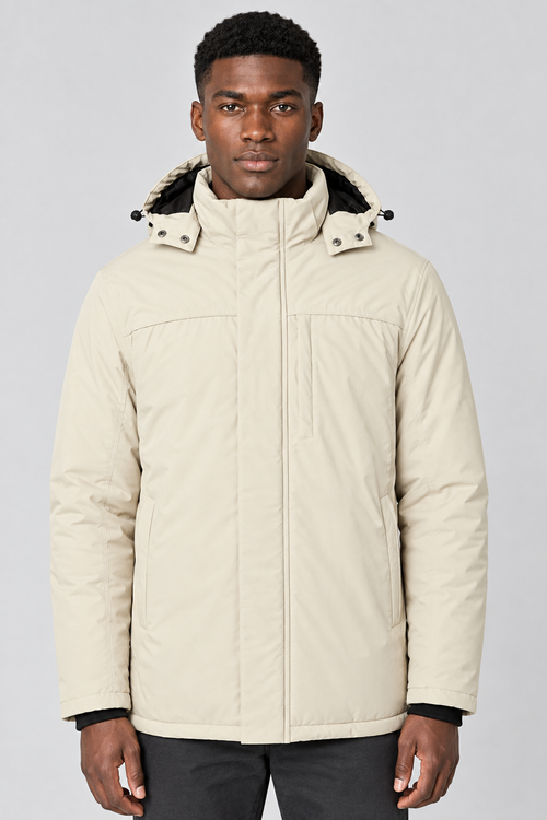 Vooraanzicht van een mannelijk model met de lichtbeige Indicode Jas Viks met hoge kraag en capuchon