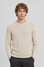 Vooraanzicht van een mannelijk model met de lichtbeige Only & Sons Trui Brant met verticale breistructuur en ronde hals