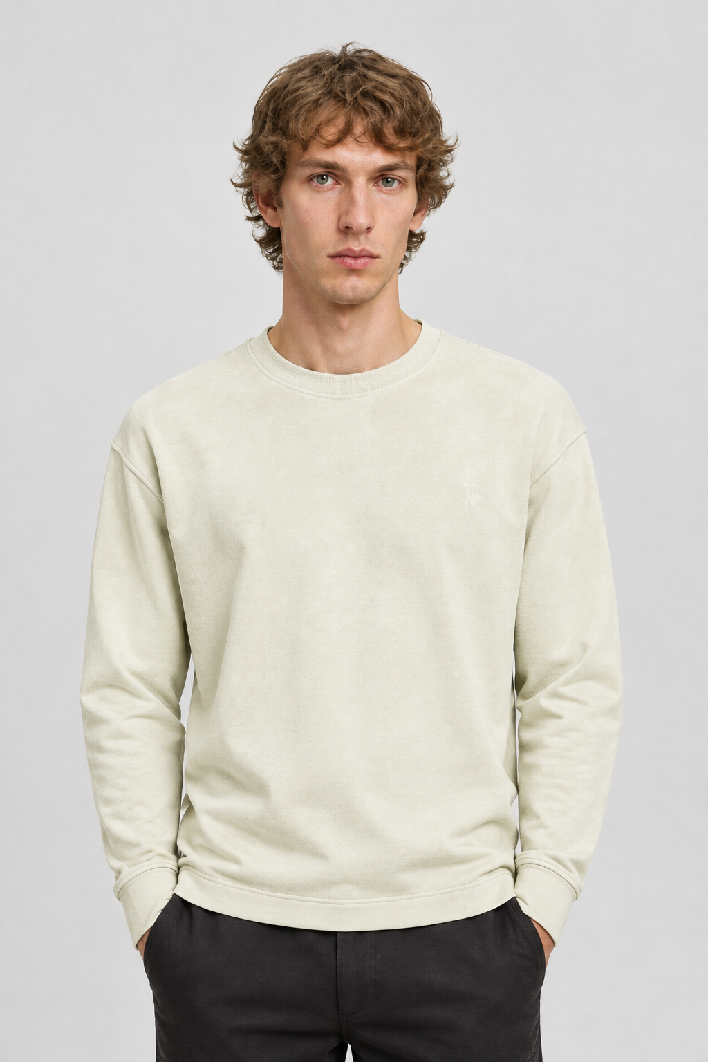 Vooraanzicht van een mannelijk model met de lichtcrèmekleurige Trapp Sweater Eray met verlaagde schoudernaden