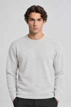 Vooraanzicht van een mannelijk model met de lichtgrijze Jack & Jones Gebreide Trui Blanks met ronde hals