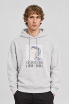 Vooraanzicht van een mannelijk model met de lichtgrijze Only & Sons Hoodie Tentacion met portretprint en trekkoorden