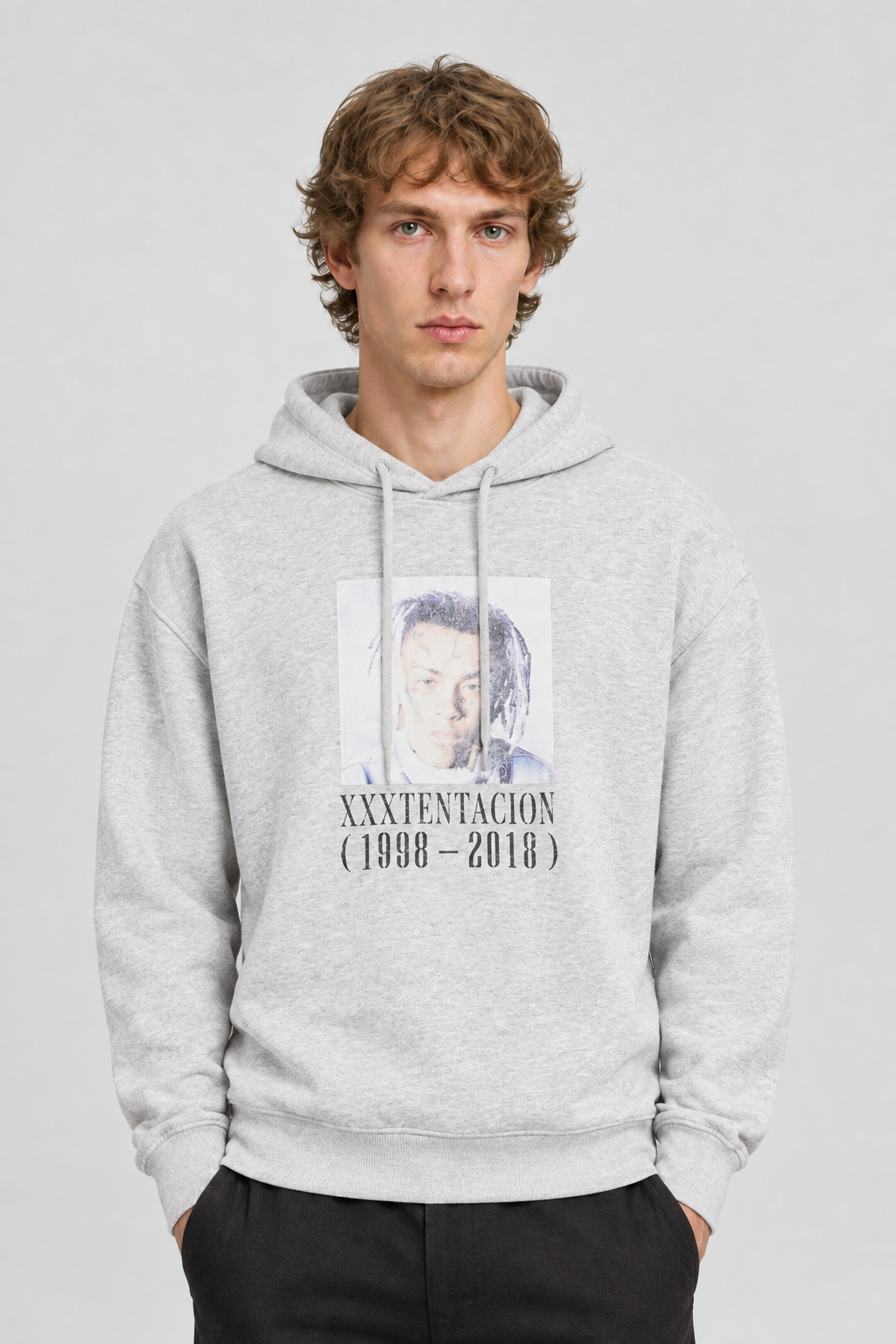 Vooraanzicht van een mannelijk model met de lichtgrijze Only & Sons Hoodie Tentacion met portretprint en trekkoorden