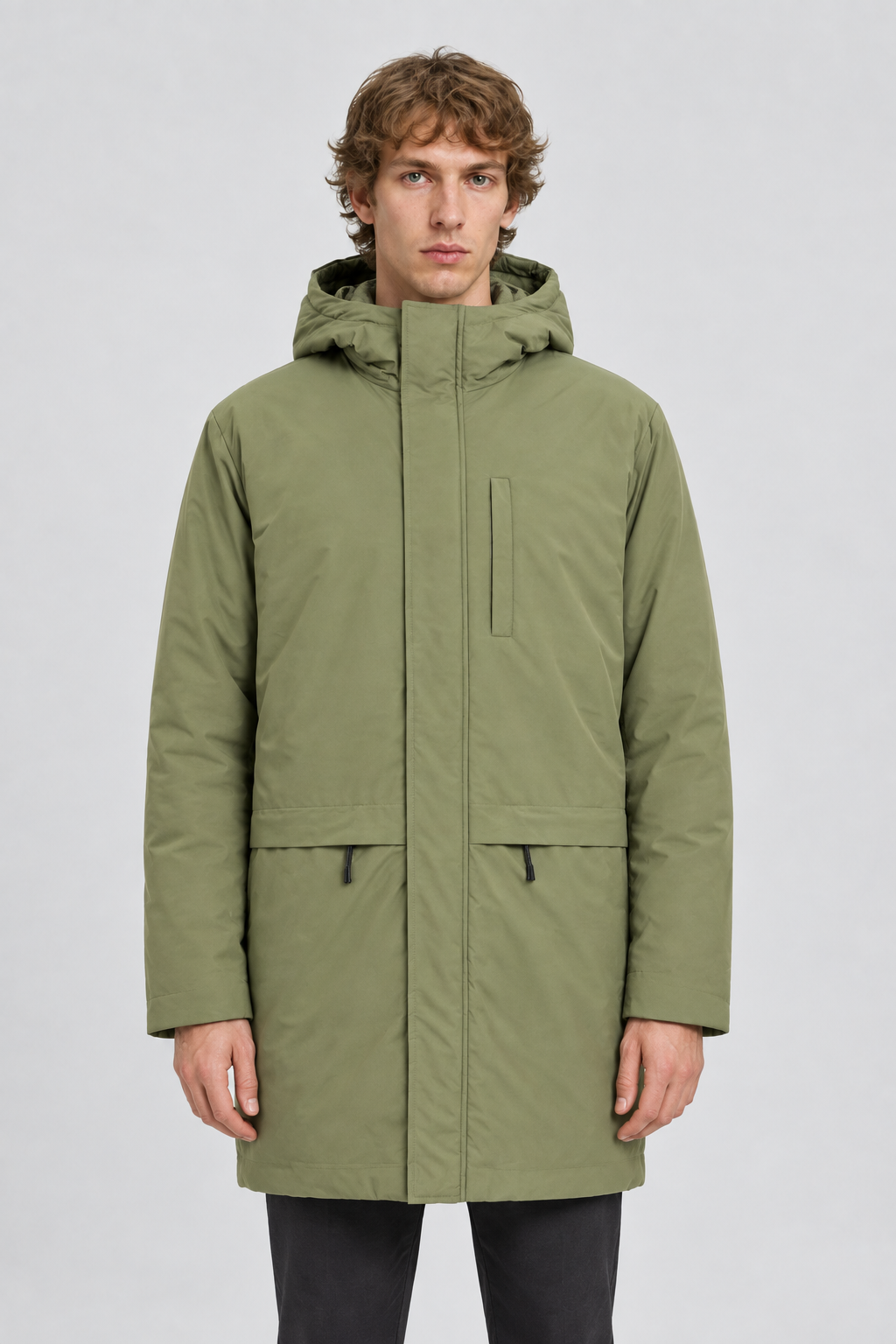 Vooraanzicht van een mannelijk model met de lichtolijfgroene Blend Parka Ferdinan met borstzak en verdekte ritssluiting