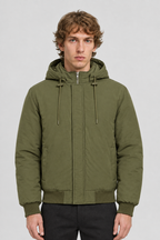 Vooraanzicht van een mannelijk model met de olijfgroene About You Jas Sammy met trekkoorden en geribbelde boorden
