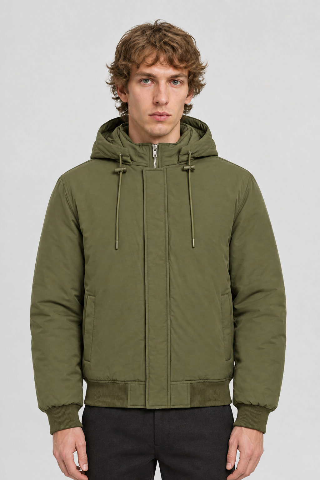 Vooraanzicht van een mannelijk model met de olijfgroene About You Jas Sammy met trekkoorden en geribbelde boorden