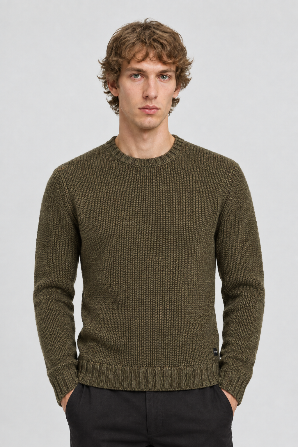 Vooraanzicht van een mannelijk model met de olijfgroene Blend Pullover Dillon met grove breistructuur en geribbelde boorden