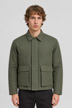 Vooraanzicht van een mannelijk model met de olijfgroene Jack & Jones Jas Wayne met kraag en twee klepzakken
