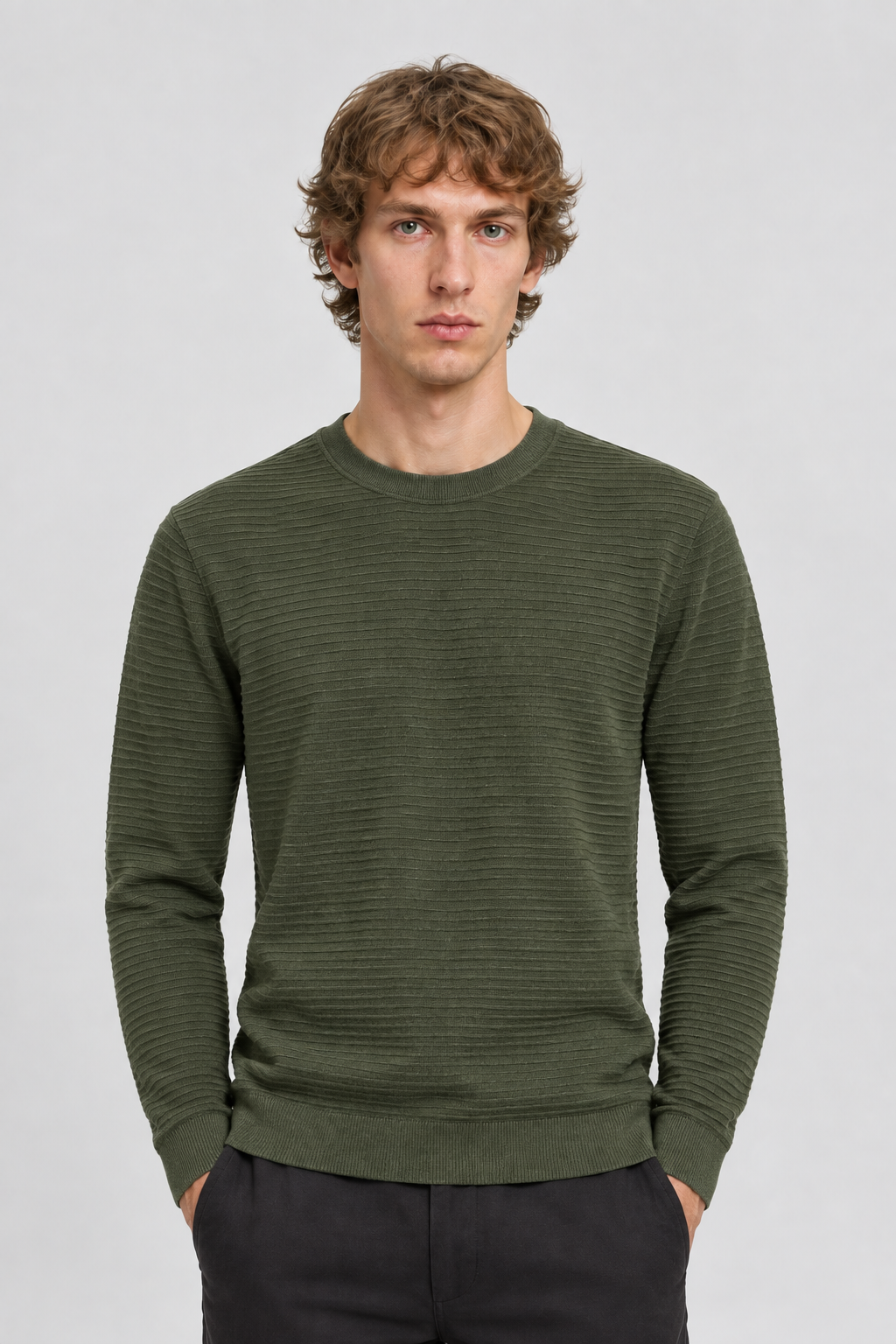 Vooraanzicht van een mannelijk model met de olijfgroene Jack & Jones Trui Otto met fijne horizontale breistructuur en ronde hals