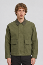 Vooraanzicht van een mannelijk model met de olijfgroene Jack & Jones Utility Jas River met drukknopen en twee grote klepzakken