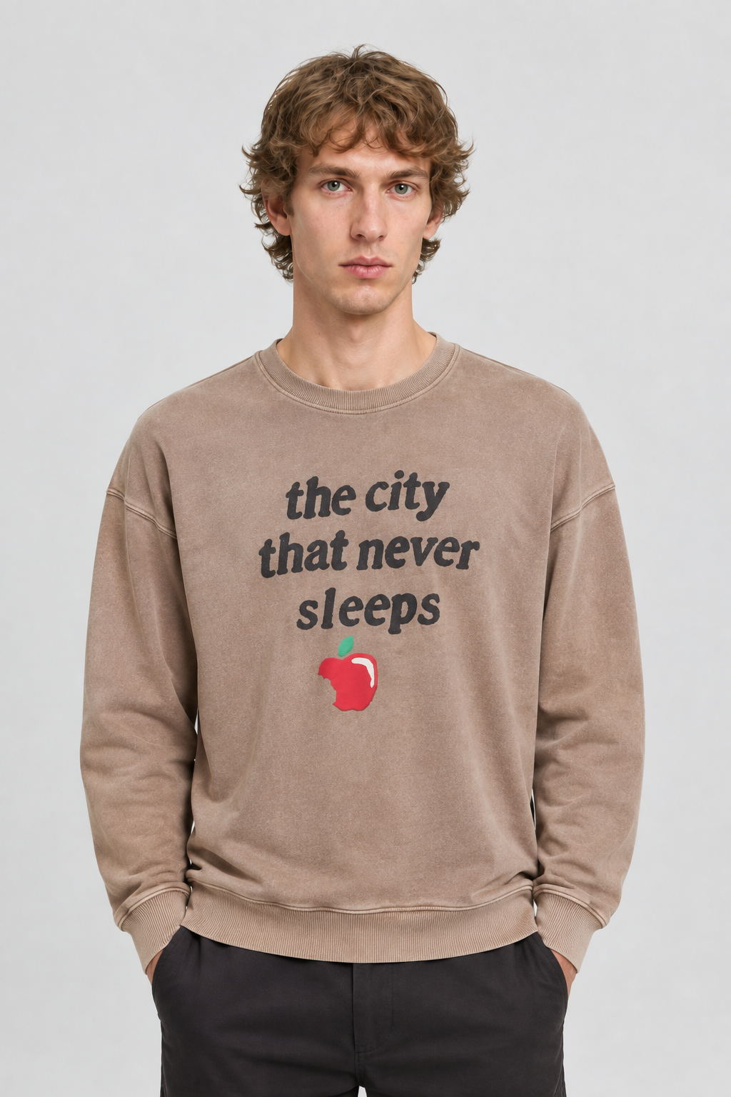 Vooraanzicht van een mannelijk model met de Only & Sons Sweater Raiden met de tekst the city that never sleeps en een rode appel