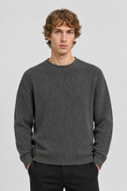 Vooraanzicht van een mannelijk model met de Only & Sons Trui Joe met grove ribstructuur en relaxed fit