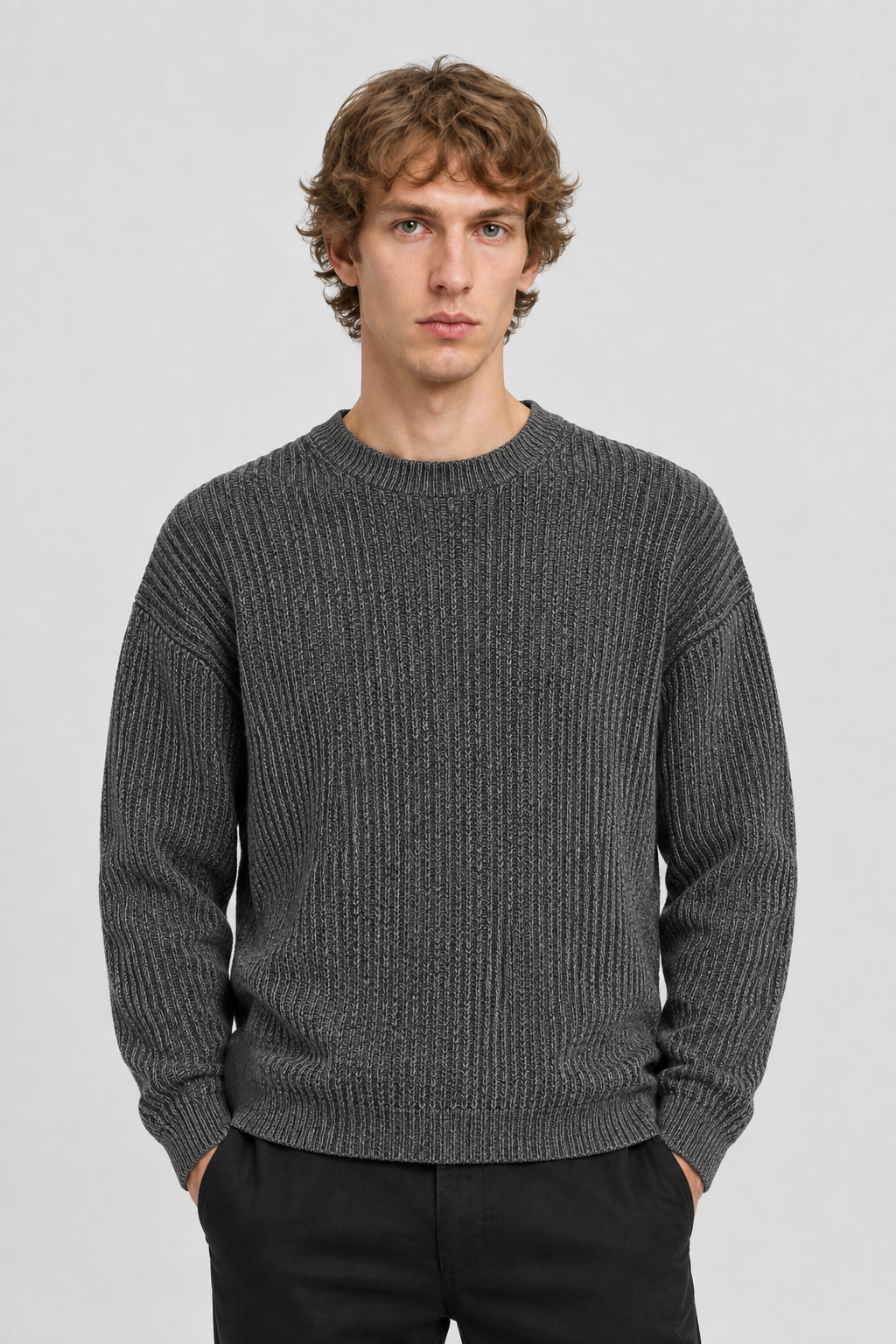 Vooraanzicht van een mannelijk model met de Only & Sons Trui Joe met grove ribstructuur en relaxed fit