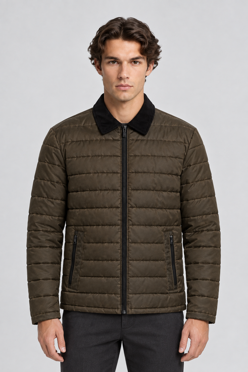 Vooraanzicht van een mannelijk model met de Tom Tailor Gecoate Overshirt Midlayer met zwarte kraag en ritszakken