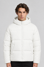 Vooraanzicht van een mannelijk model met de witte About You GRS Jas Marou met ritssluiting en schuine zakken