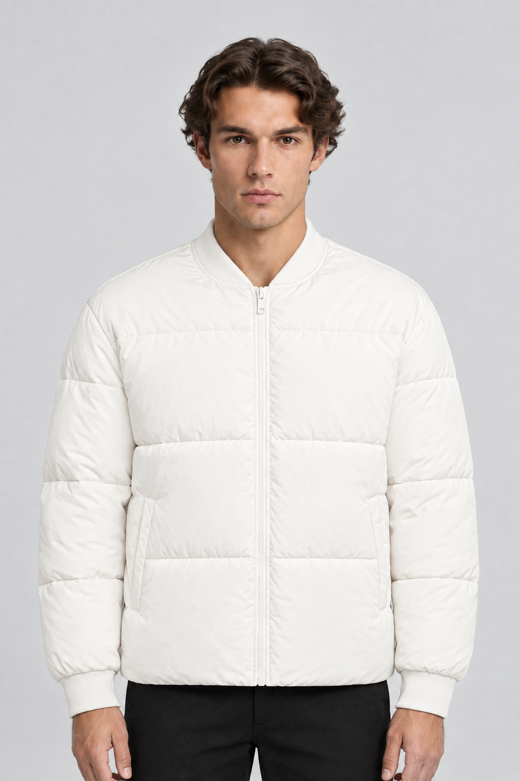 Vooraanzicht van een mannelijk model met de witte Topman Puffer Jas met korte baseballkraag en ritssluiting