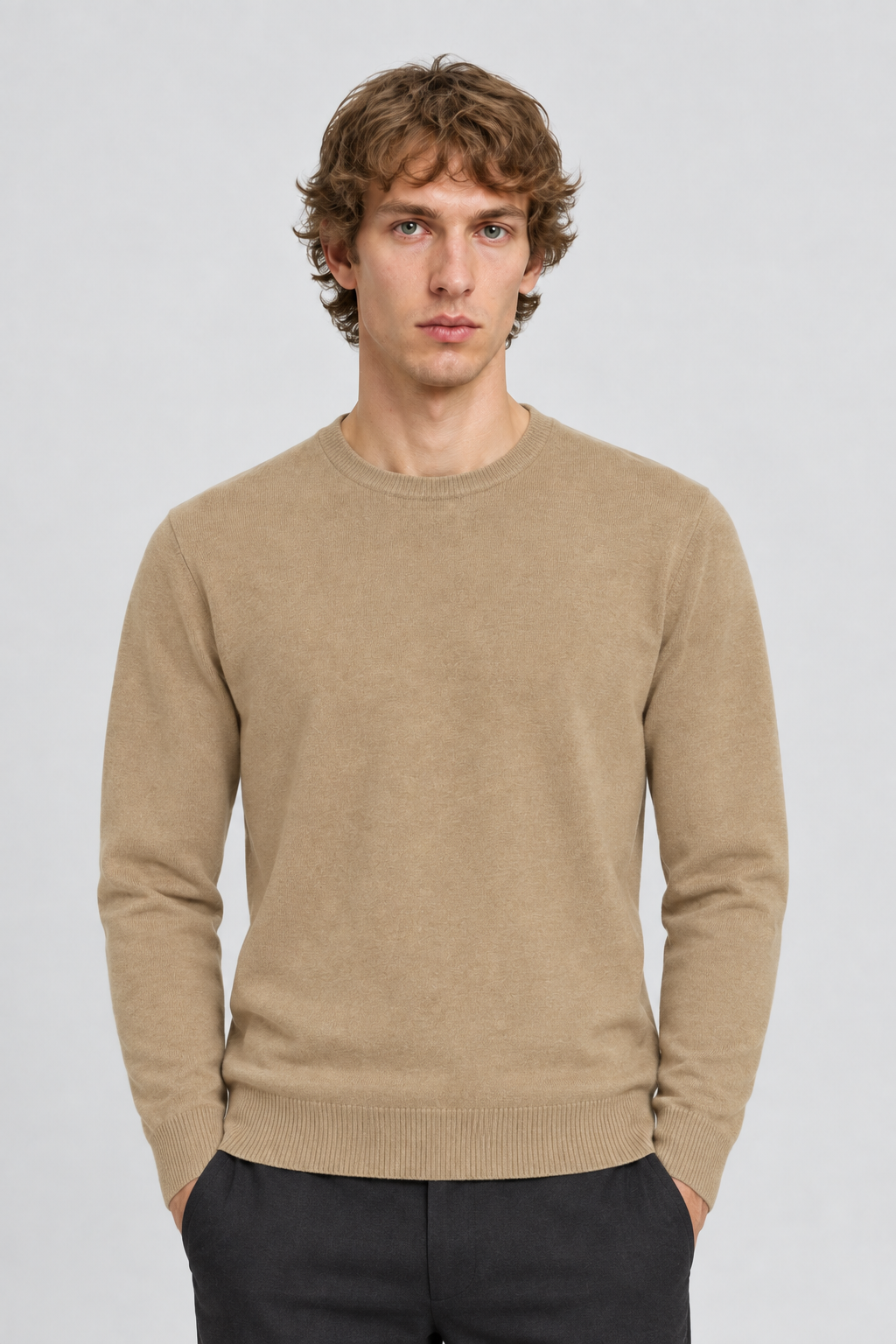 Vooraanzicht van een mannelijk model met de zandkleurige Casual Friday Trui Heine met ronde hals en geribbelde boorden