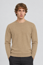 Vooraanzicht van een mannelijk model met de zandkleurige Casual Friday Trui Heine met ronde hals en geribbelde boorden