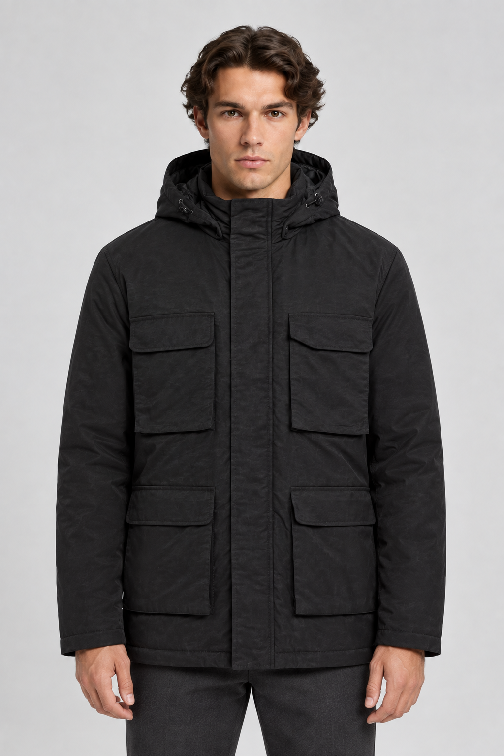 Vooraanzicht van een mannelijk model met de zwarte Dan Fox Apparel Jas Jannik met vier klepzakken