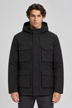 Vooraanzicht van een mannelijk model met de zwarte Dan Fox Apparel Jas Jannik met vier klepzakken