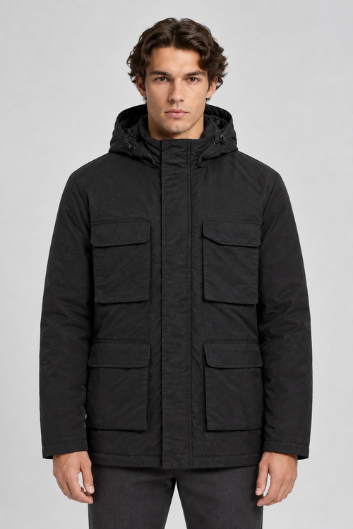 Vooraanzicht van een mannelijk model met de zwarte Dan Fox Apparel Jas Jannik met vier klepzakken