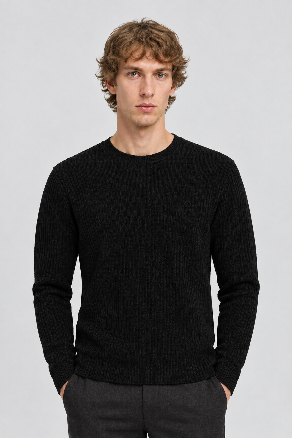 Vooraanzicht van een mannelijk model met de zwarte Dan Fox Apparel Trui Elia met verticale ribstructuur