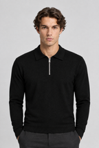 Vooraanzicht van een mannelijk model met de zwarte Jack & Jones Gebreide Polo Milano met korte zilverkleurige rits
