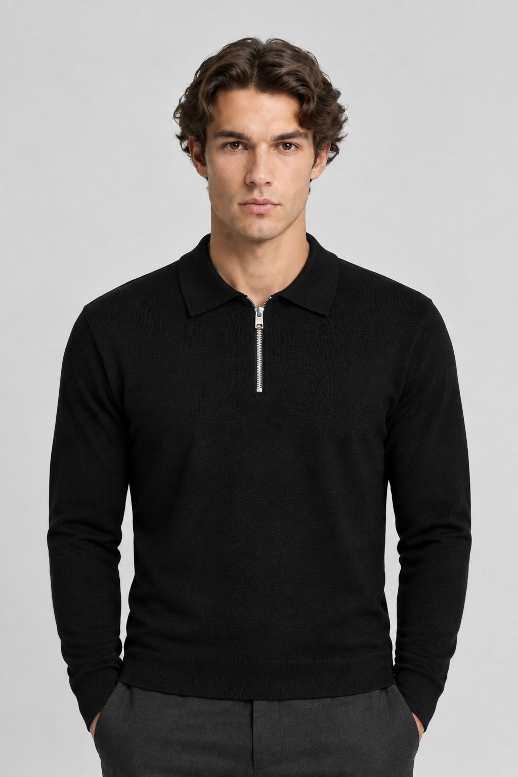 Vooraanzicht van een mannelijk model met de zwarte Jack & Jones Gebreide Polo Milano met korte zilverkleurige rits