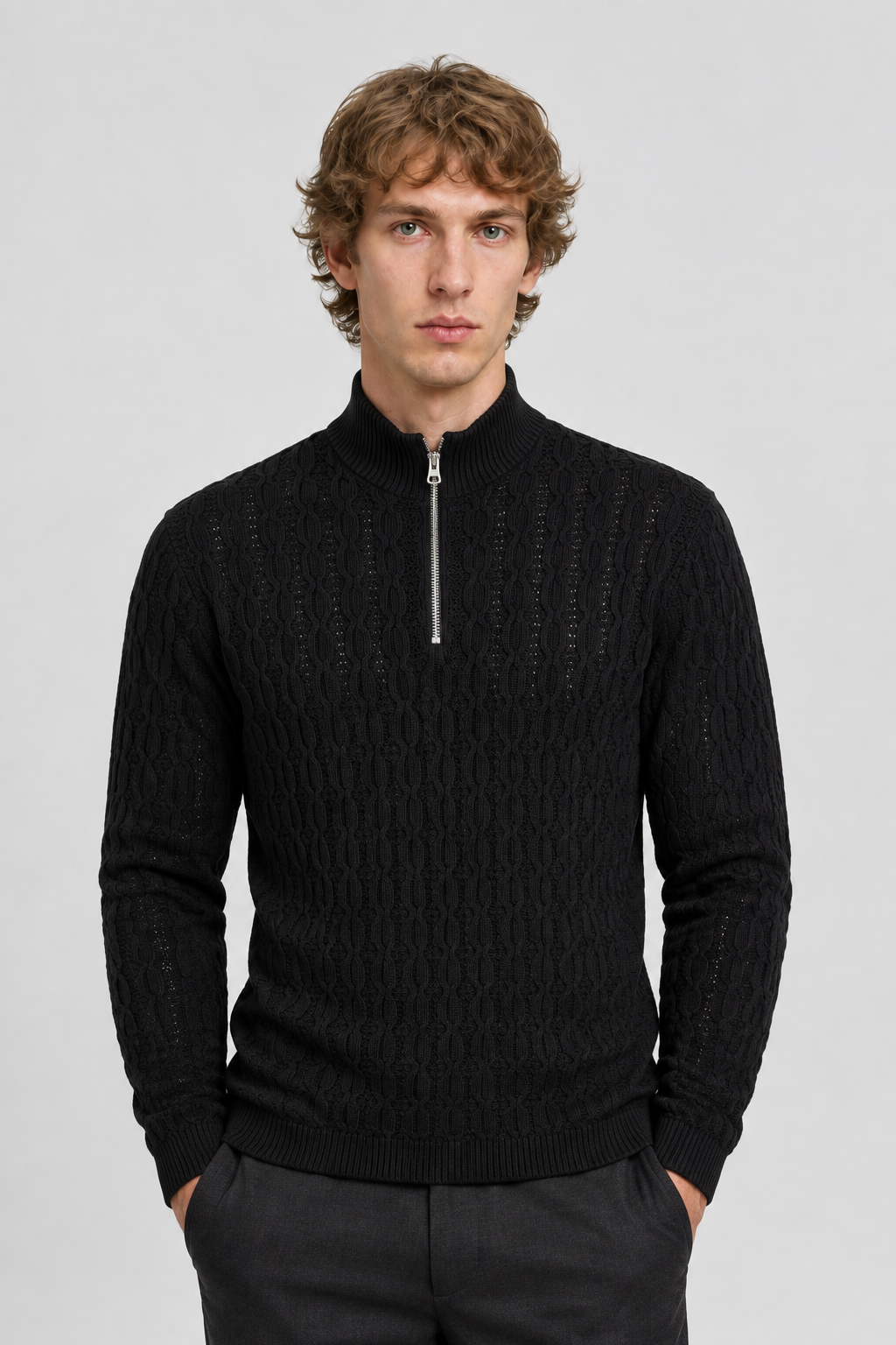 Vooraanzicht van een mannelijk model met de zwarte Only & Sons Trui Leonard met kabelstructuur en zilverkleurige rits