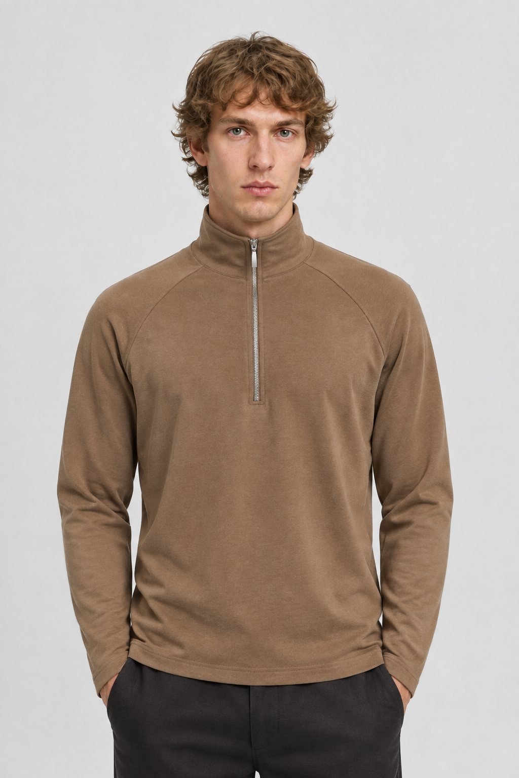 Vooraanzicht van een mannelijk model met het camelbruine Trapp Sweatshirt Henrik met korte metalen rits