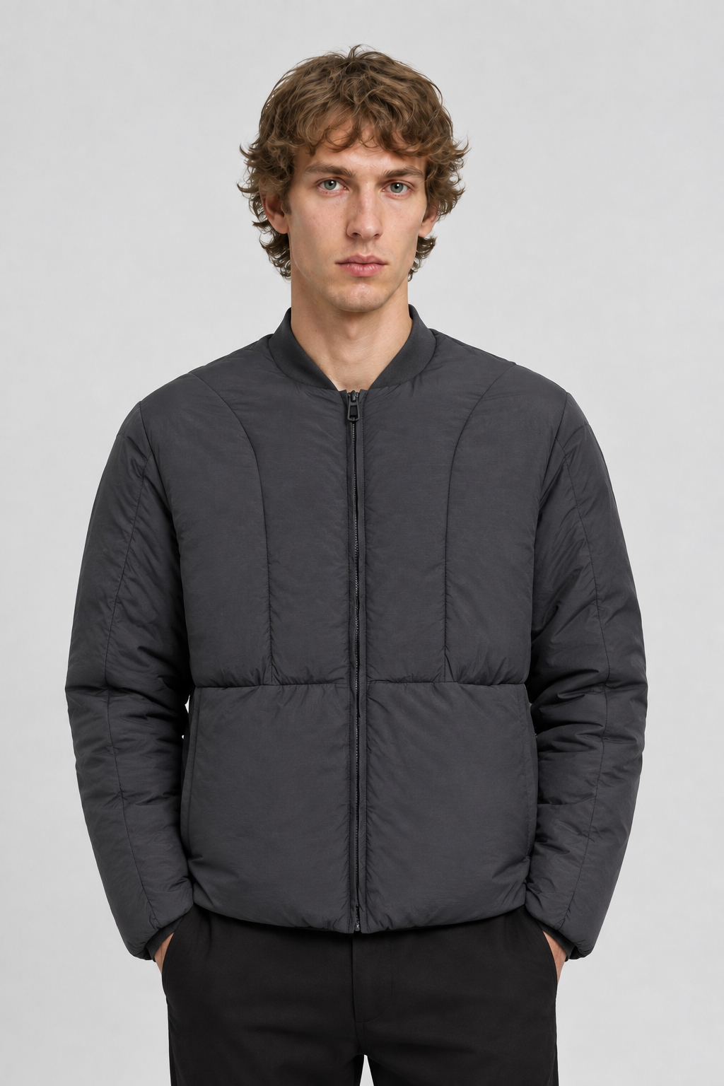Vooraanzicht van een mannelijk model met het donkergrijze Only & Sons Puffer Bomberjack Jeremy met korte kraag en ritssluiting