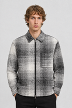 Vooraanzicht van een mannelijk model met het geruite Jack & Jones Bouclé Overshirt Cover met borstzak en ritssluiting
