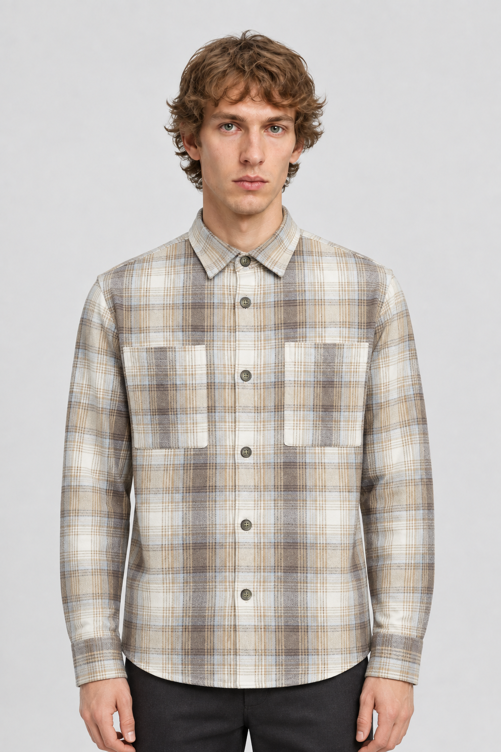 Vooraanzicht van een mannelijk model met het geruite Selected Homme Overshirt Hank met twee open borstzakken