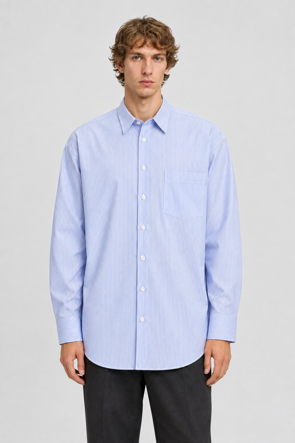 Vooraanzicht van een mannelijk model met het gestreepte Jack & Jones Overhemd Bill Poplin met borstzak en oversized pasvorm
