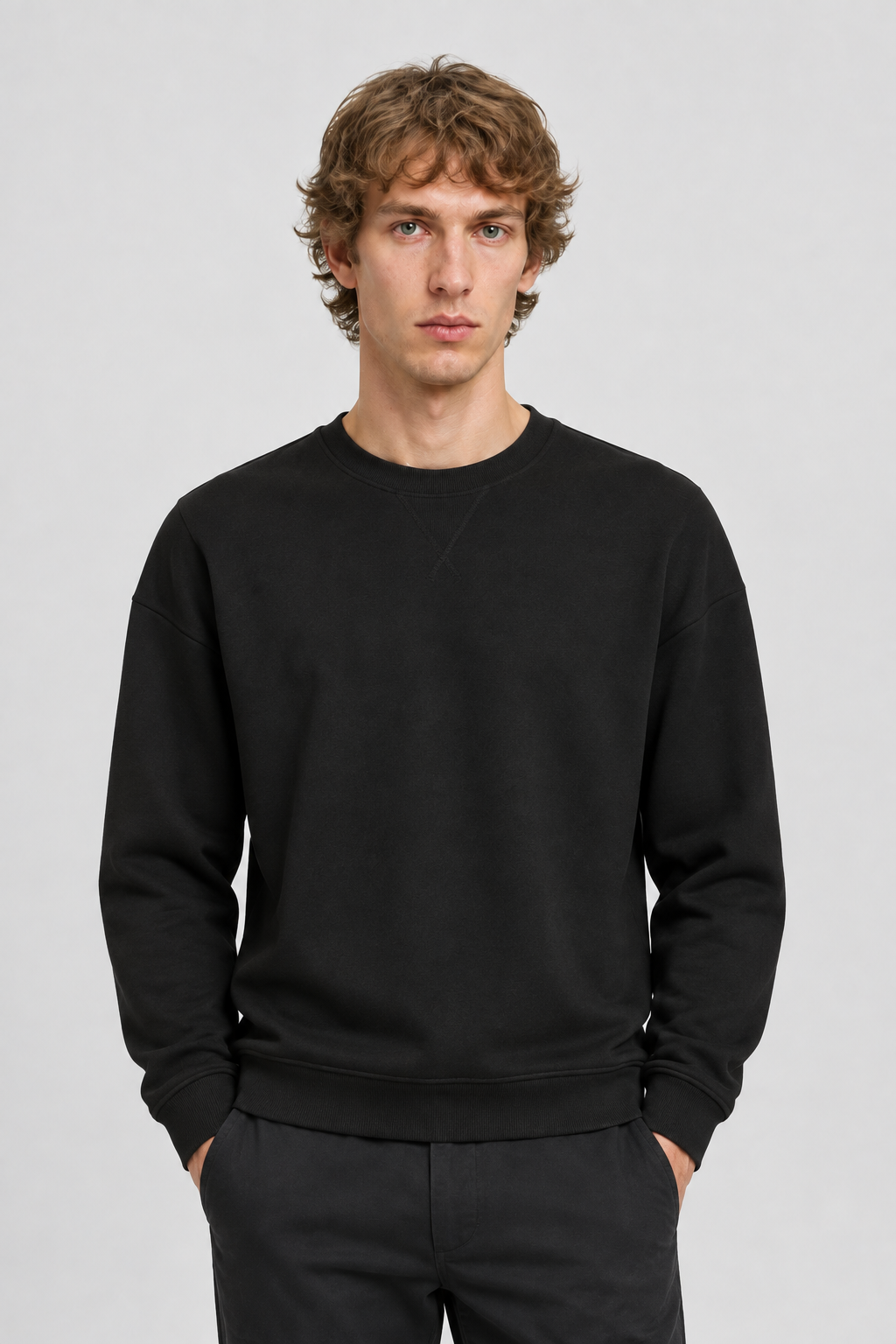 Vooraanzicht van een mannelijk model met het zwarte About You GOTS Sweatshirt Ricardo met ronde hals
