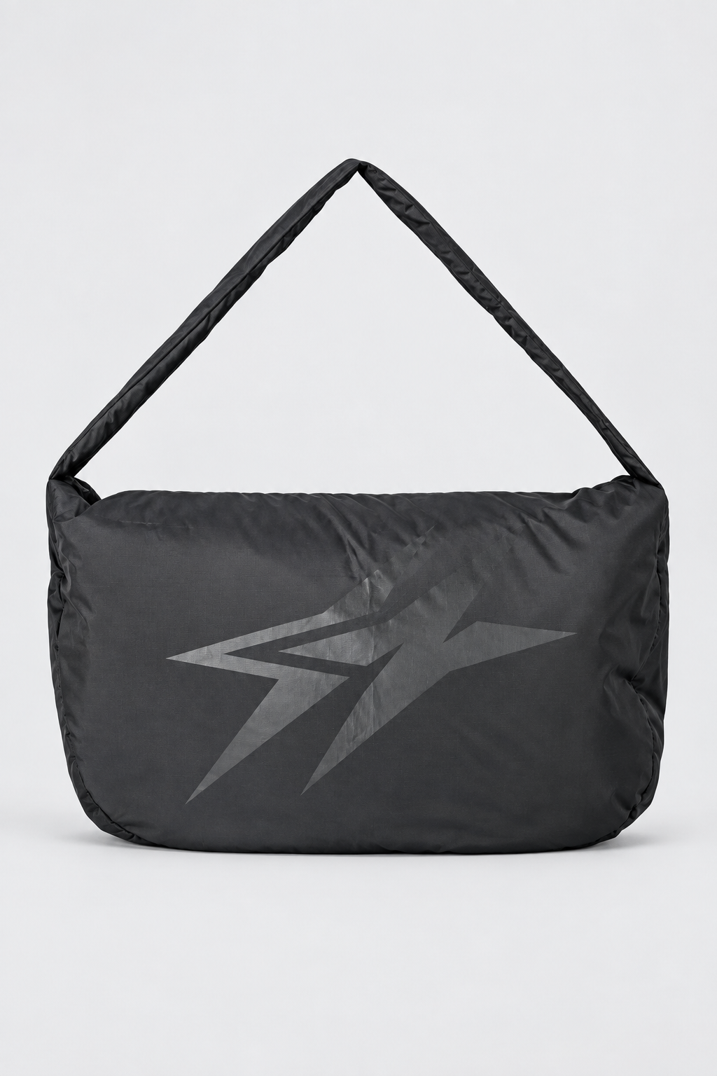 Zwarte Jack & Jones Gymtas Jaccnz met schouderband en grijs geometrisch embleem op een lichtgrijze studioachtergrond